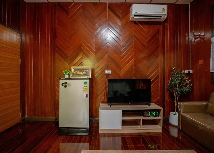 別荘 Canal-side Wooden House 3br Private Garden バンコク都