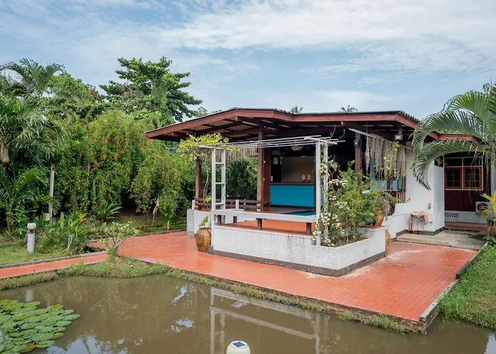 Canal-side Wooden House 3br Private Garden 別荘 バンコク都